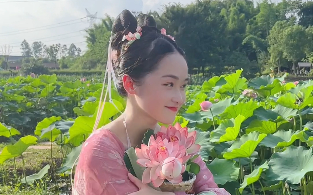 [图]【荷花汉服】江南可采莲，提着花篮的荷花美少女