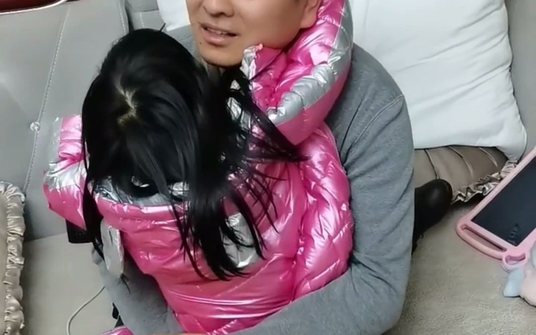 爸爸要被临时隔离,两个女儿哭的生无可恋