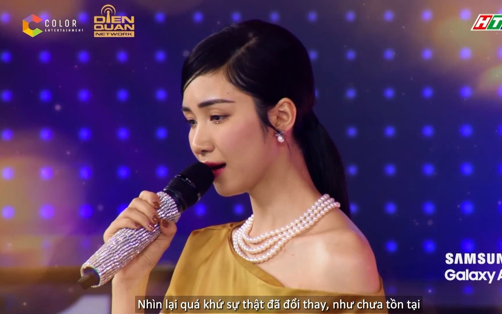 [图]越语字幕 Điều buồn nhất khi yêu / Hòa Minzy Live