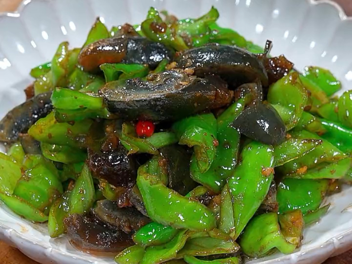 下次想吃皮蛋不要总是凉拌了,试试这道青椒炒皮蛋,简单好吃