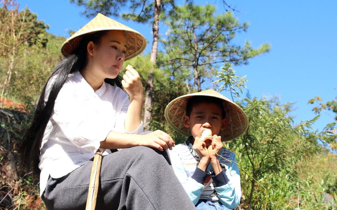 【滇西小哥】爬到半山腰,只为挖一些又糯又甜的红薯