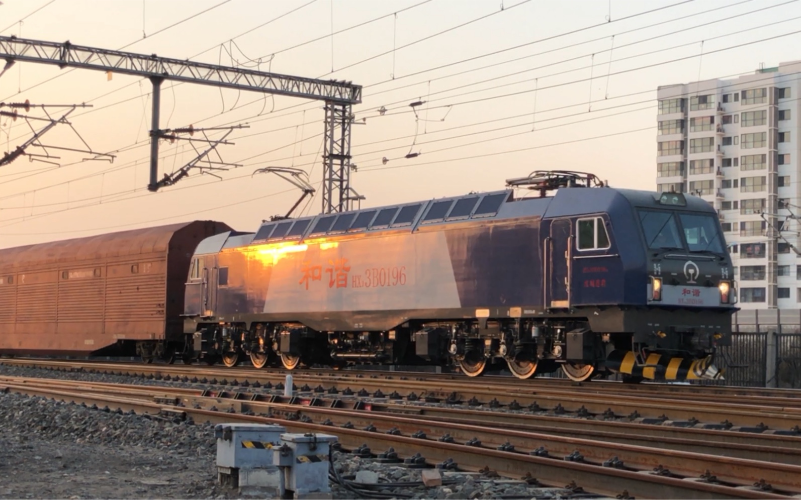 刚刚厂修完的hxd3b-0196,沈局连段,沈局是全路最大的hxd3b用户,这么