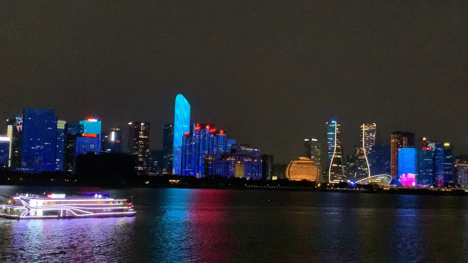 城市夜晚霓虹灯璀璨,点亮万家灯火