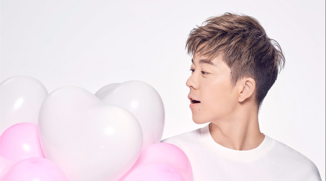 内地男歌手,王栎鑫近日晒和妻子出游照,一家三口甜蜜温馨!