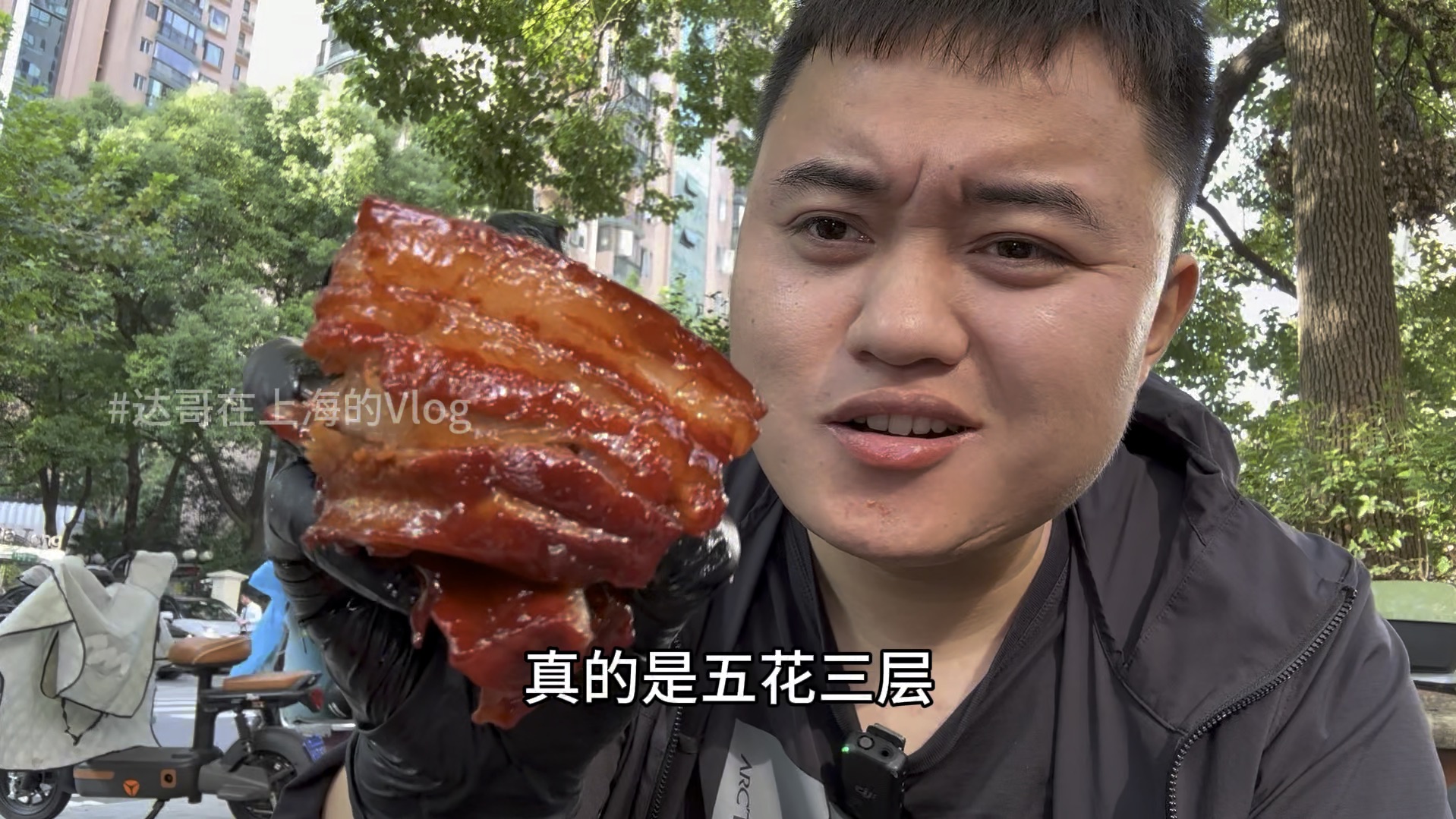 Experience the rich red sauce from Shanghai’s old deli shop on Luban Road!