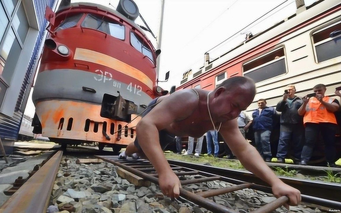 俄罗斯第一壮汉有多猛?空手拉动512吨火车,同时抬起8个美女