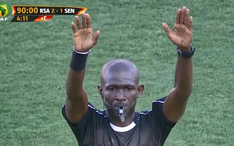 世预赛黑哨被终生禁哨这是一场标准的假球比赛啊