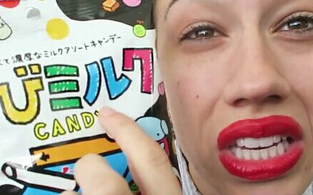 [图]Miranda sings TASTING ASIAN SNACKS 米兰达试吃亚洲小零食了