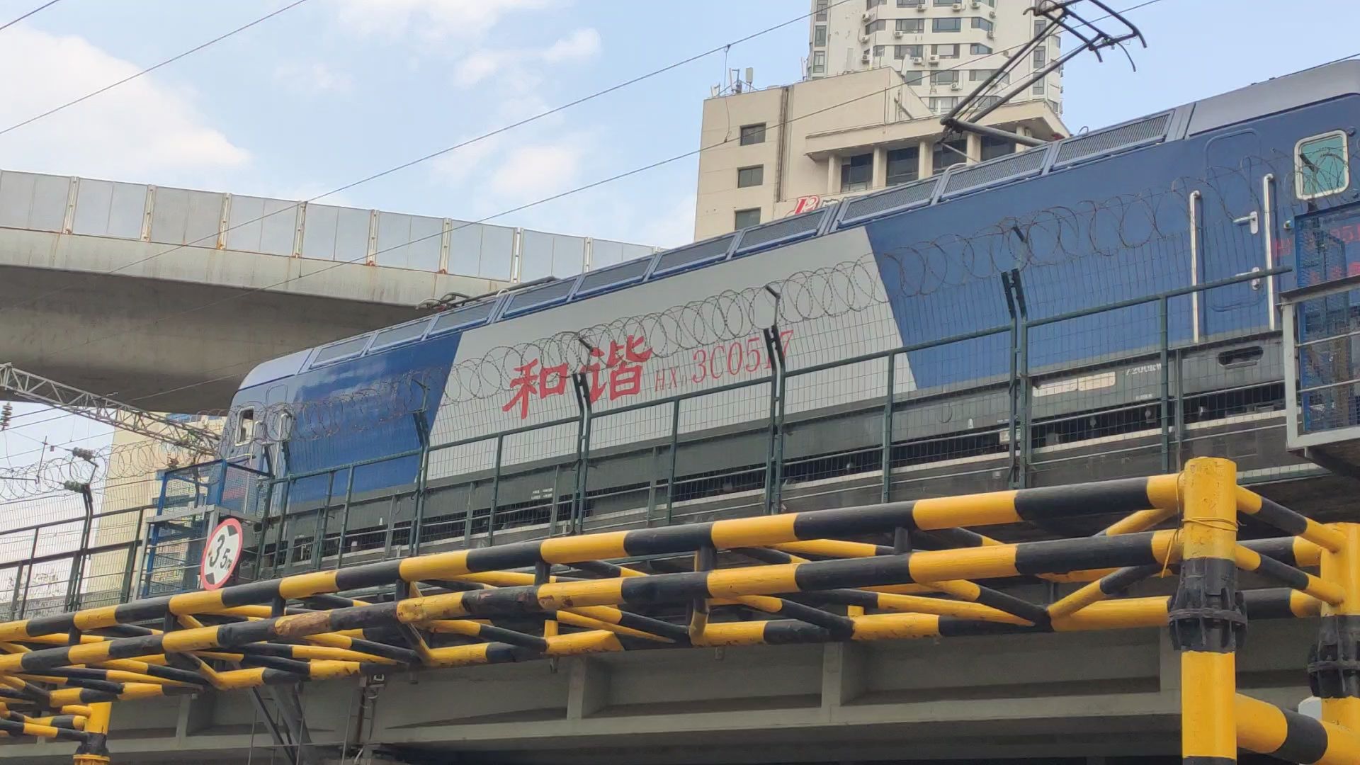 【火车】k205/8次列车青岛小港一路铁路桥倒车通过