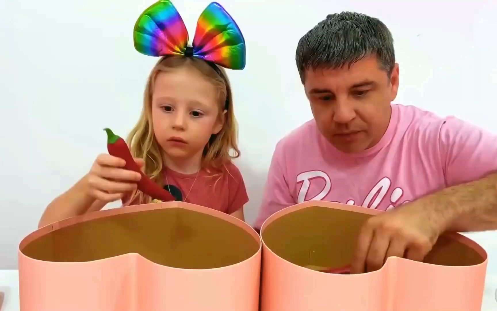 爸爸和小女孩为什么在咬红辣椒,难道辣椒是用美味的巧克力做的吗