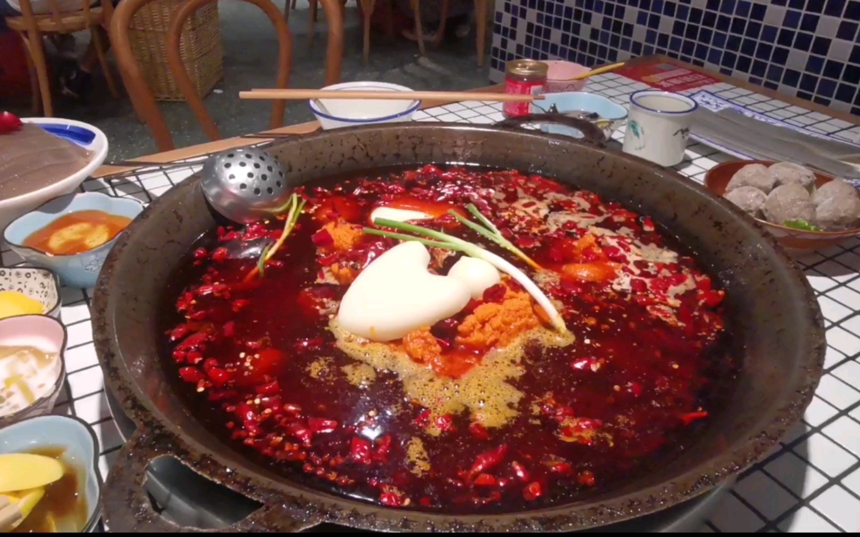打卡重庆土货老火锅…上过央视的火锅店,味道也普通啊…给4.