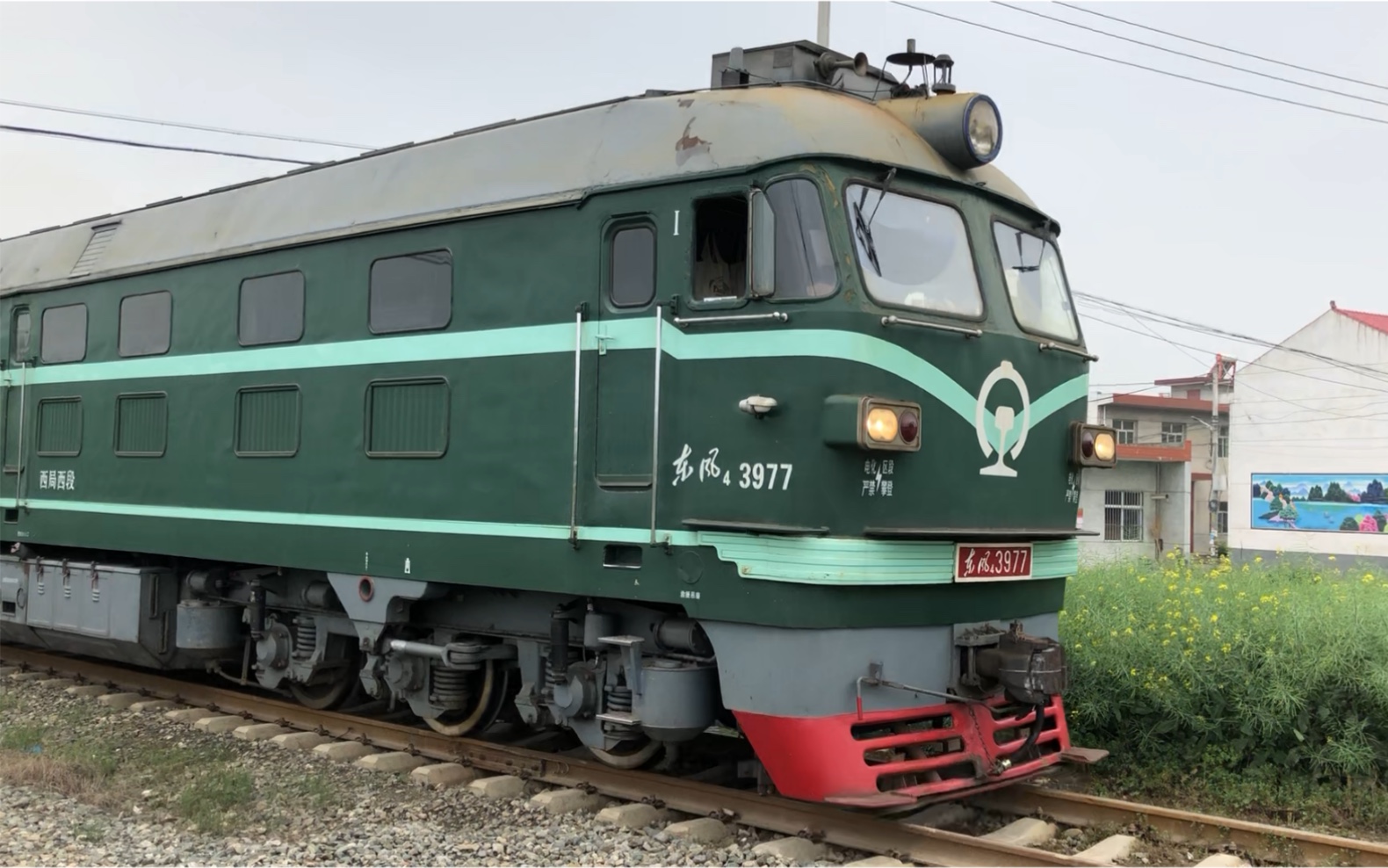 西局西段df4b3977牵引敞车通过新城路道口