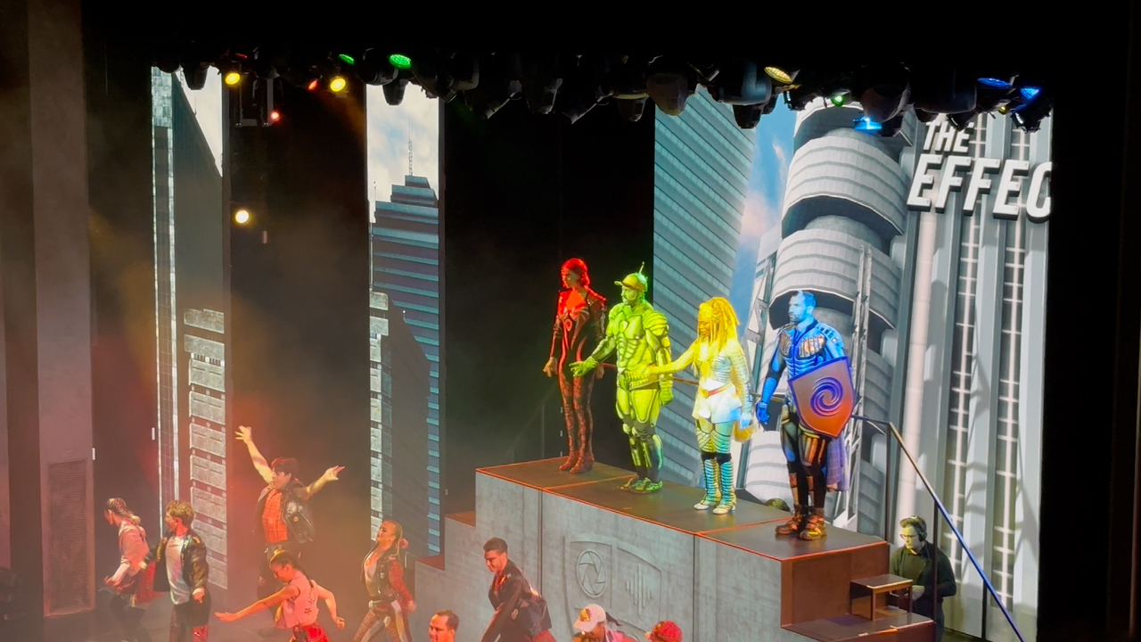 光谱奇侠,室内无人机表演好酷!