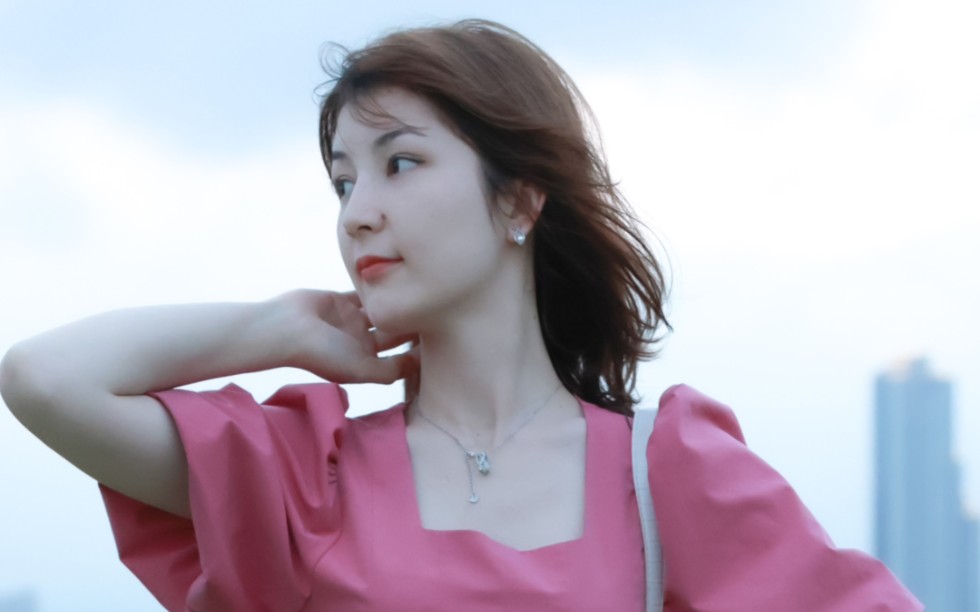 新疆小姐姐,颜值堪比迪丽热巴,随便拍照都是大片,你觉得如何?