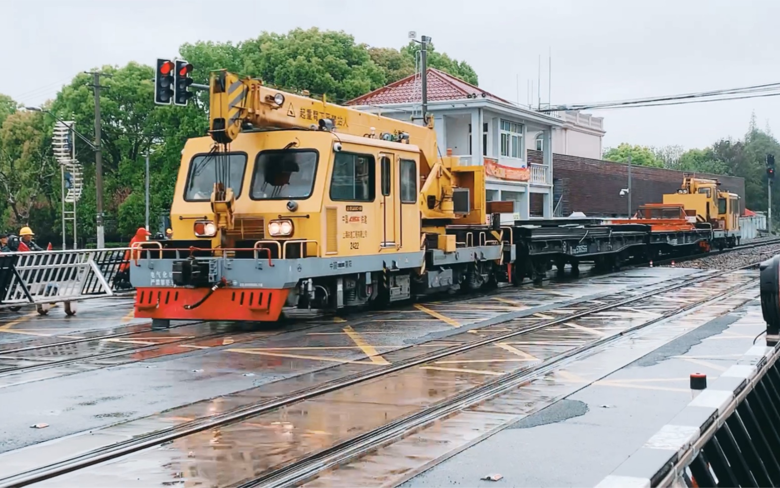 56722次 张庙-南翔 金鹰工程车 通过南何立交线古浪路道口_哔哩哔哩