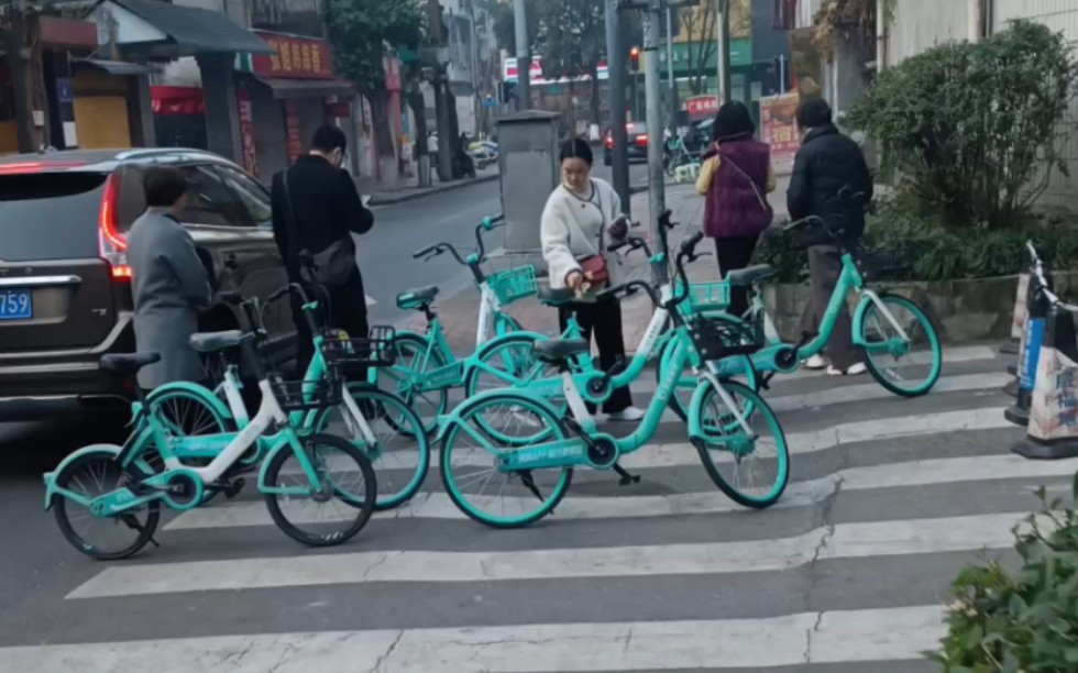 滴滴青桔共享单车系统故障 早上全都趴窝了 蜀汉路地铁站口全是美团和