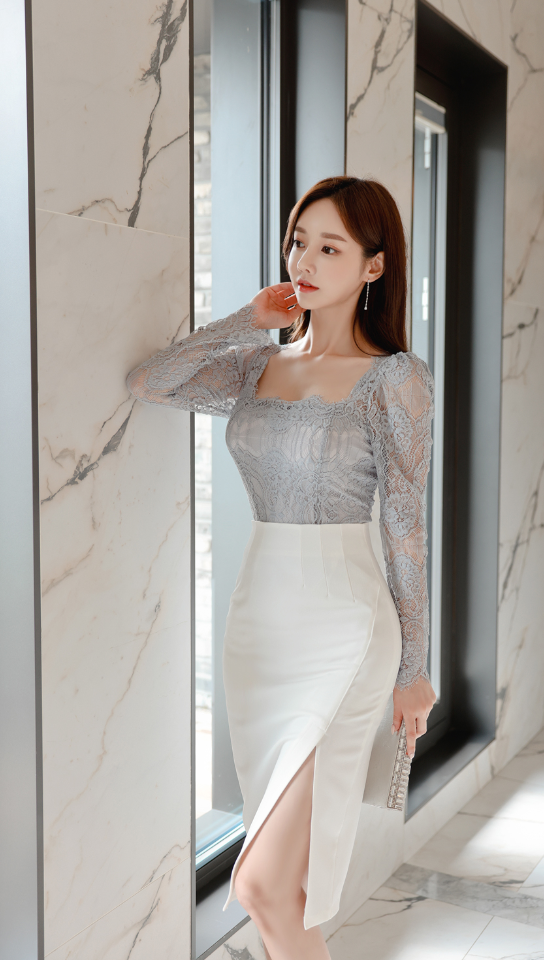 孙允珠:蕾丝花纹低胸开叉及膝裙穿搭,性感养眼
