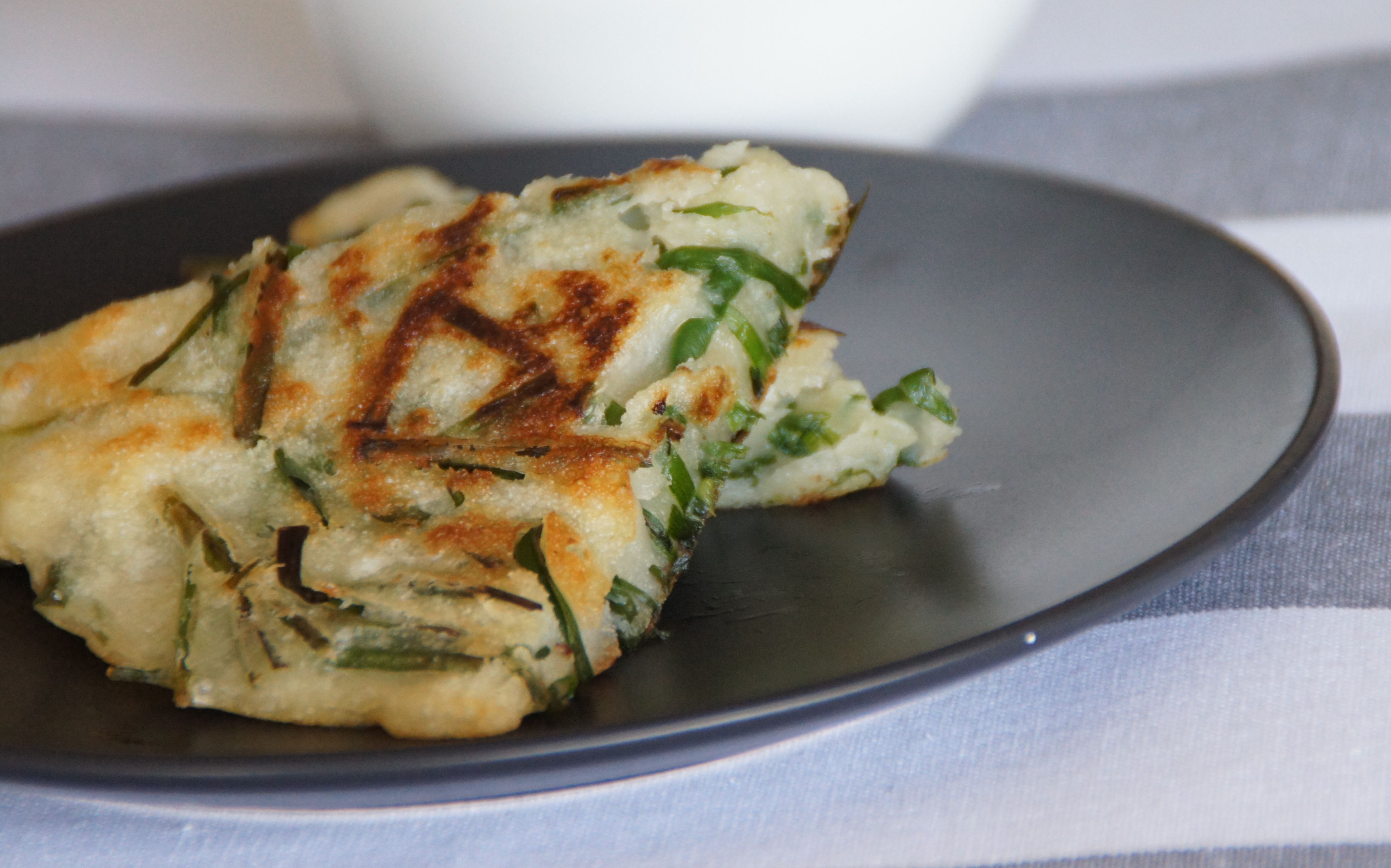 三时三餐跟着做 | 来,煎个韭菜饼