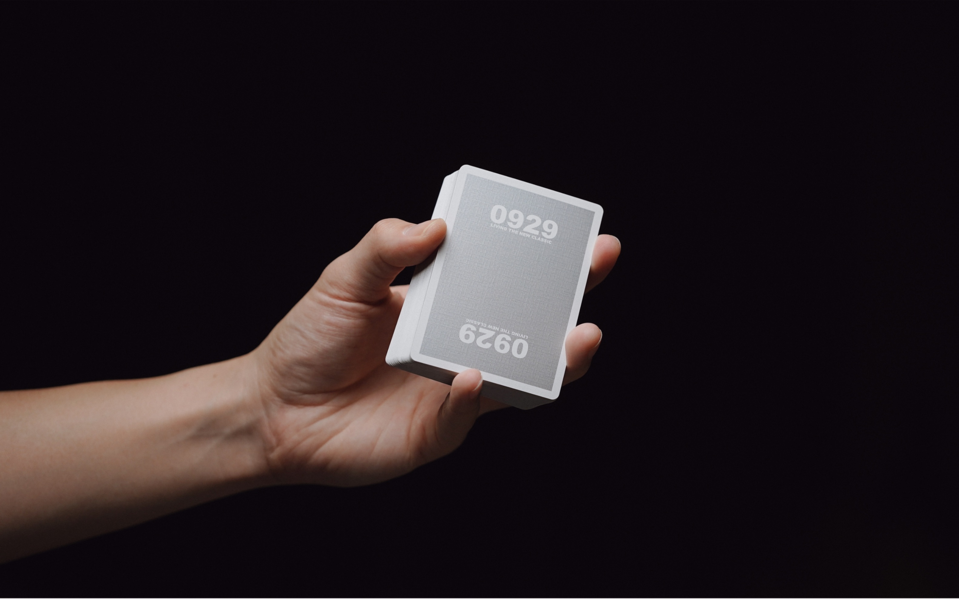 将扑克牌拍出高级感银色0929纸牌宣传片