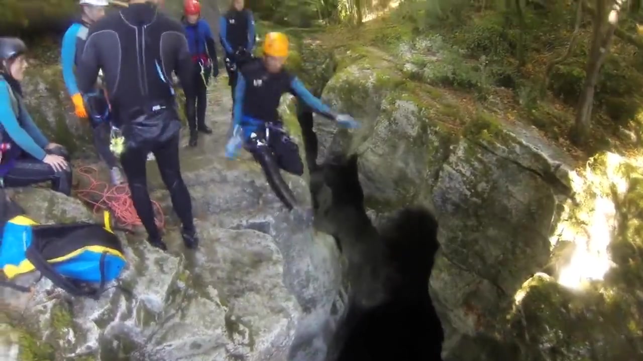 实拍登山男子脚滑掉进深渊