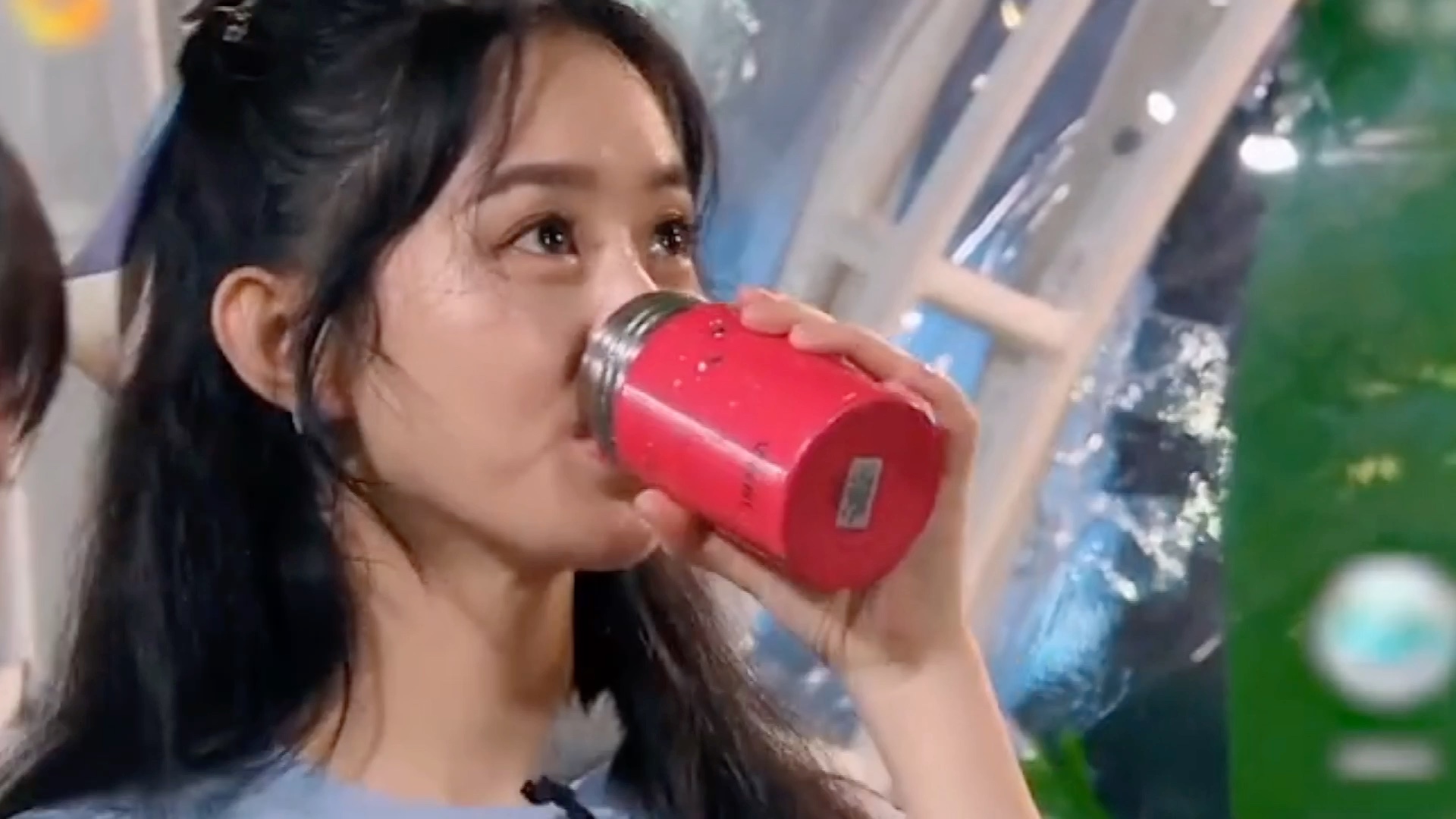 赵丽颖自带保温杯去酒吧,养生人最后的倔强,精致的养生girl实锤啦