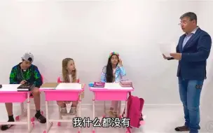 Descargar video: 小女孩没有好看的笔，没有五颜六色的文具，可成绩却是最好的