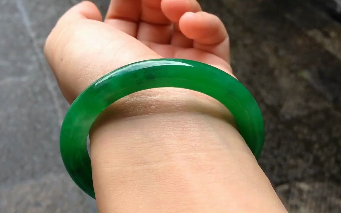 52 3正阳绿满色翡翠手镯 圆条辣绿色玉镯满绿