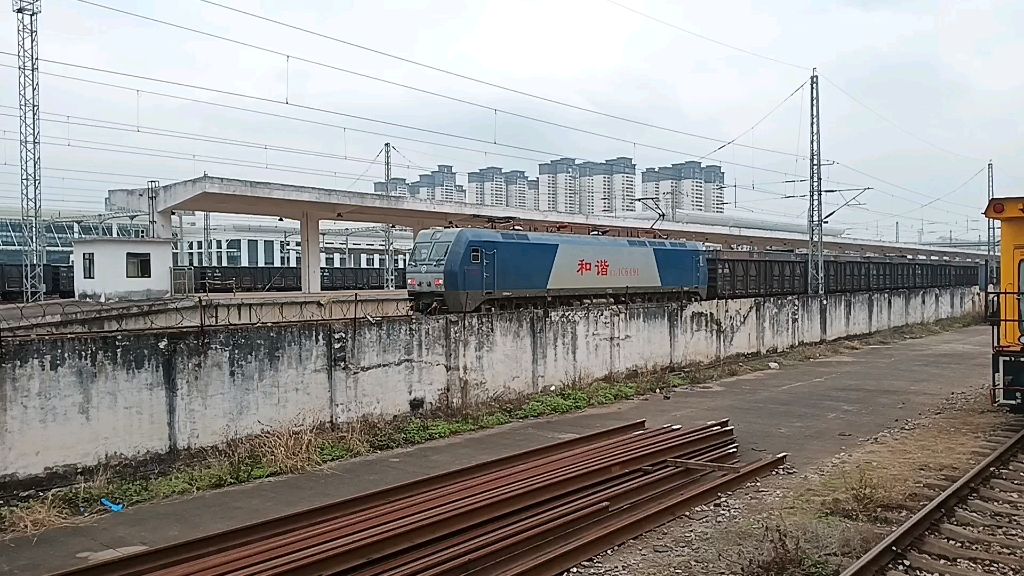 宁局柳段hxd1c 6493牵引货运列车快速通过贵港站