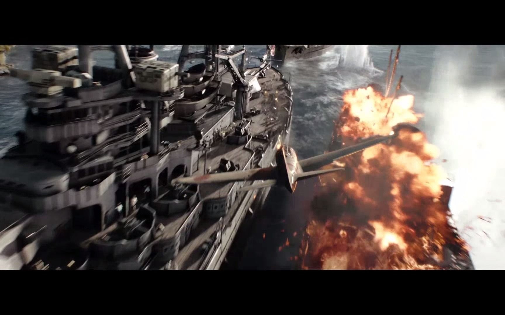 电影决战中途岛偷袭港口场面大量船只被飞机轰炸