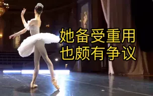 Video herunterladen: 备受争议的马林斯基剧院舞者Maria Khoreva