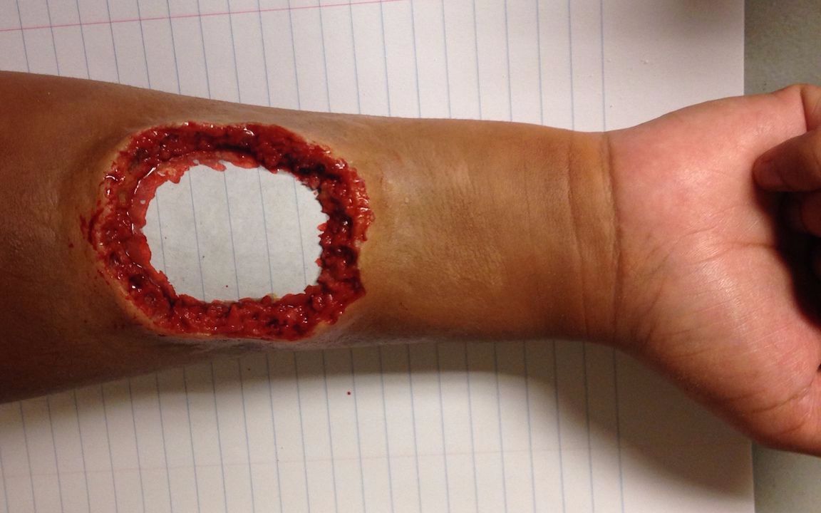 【来自世界的甲板】青年特效化妆师打造逼真的带血伤痕 @柚子木字幕组