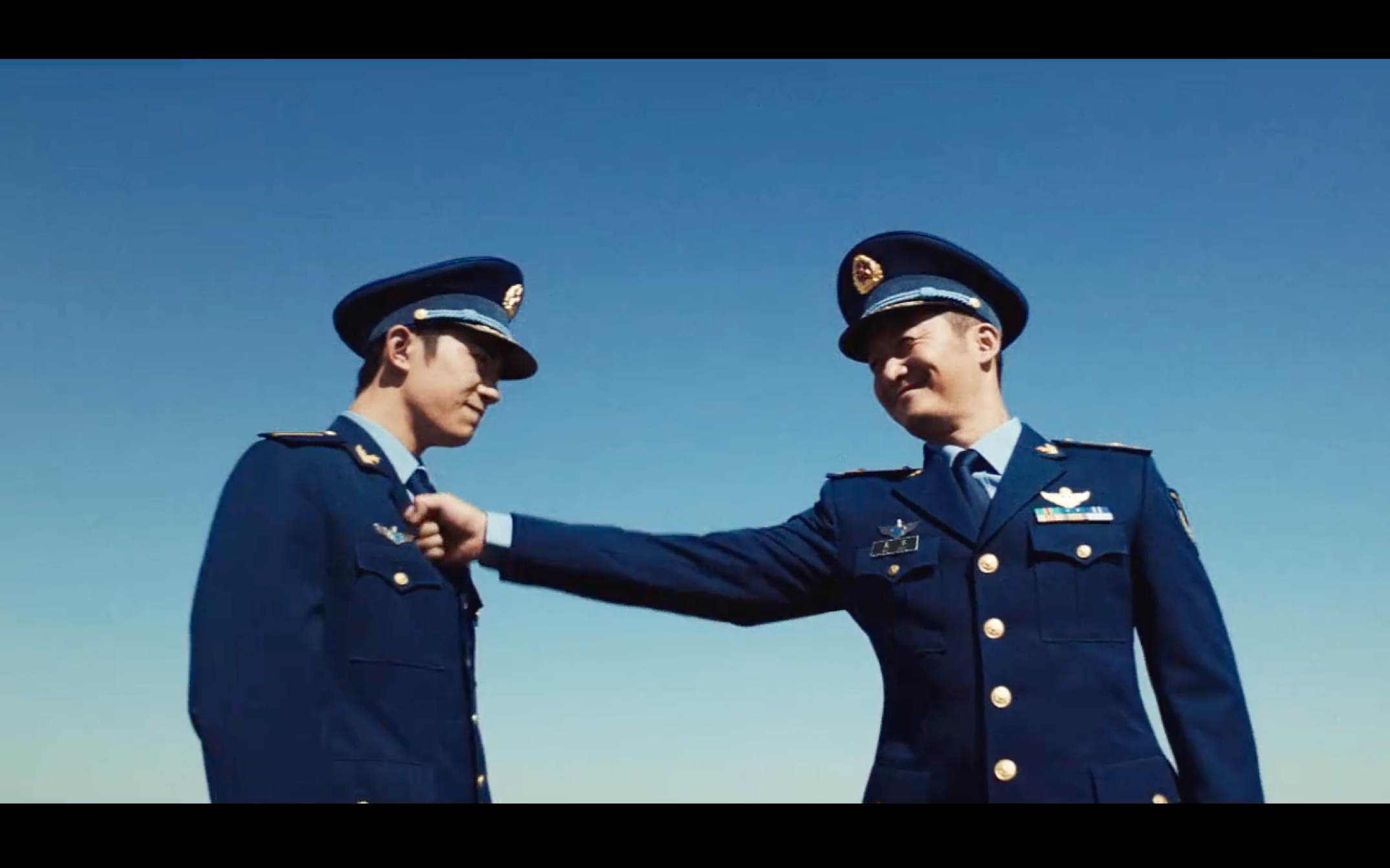 20201108高清1080p易烊千玺吴京人民空军招飞新版宣传片预告两大男神