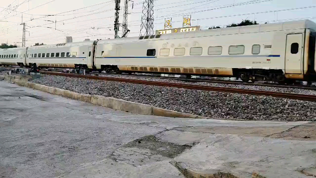 (代投g1)汉阳站绿皮火车/和谐号