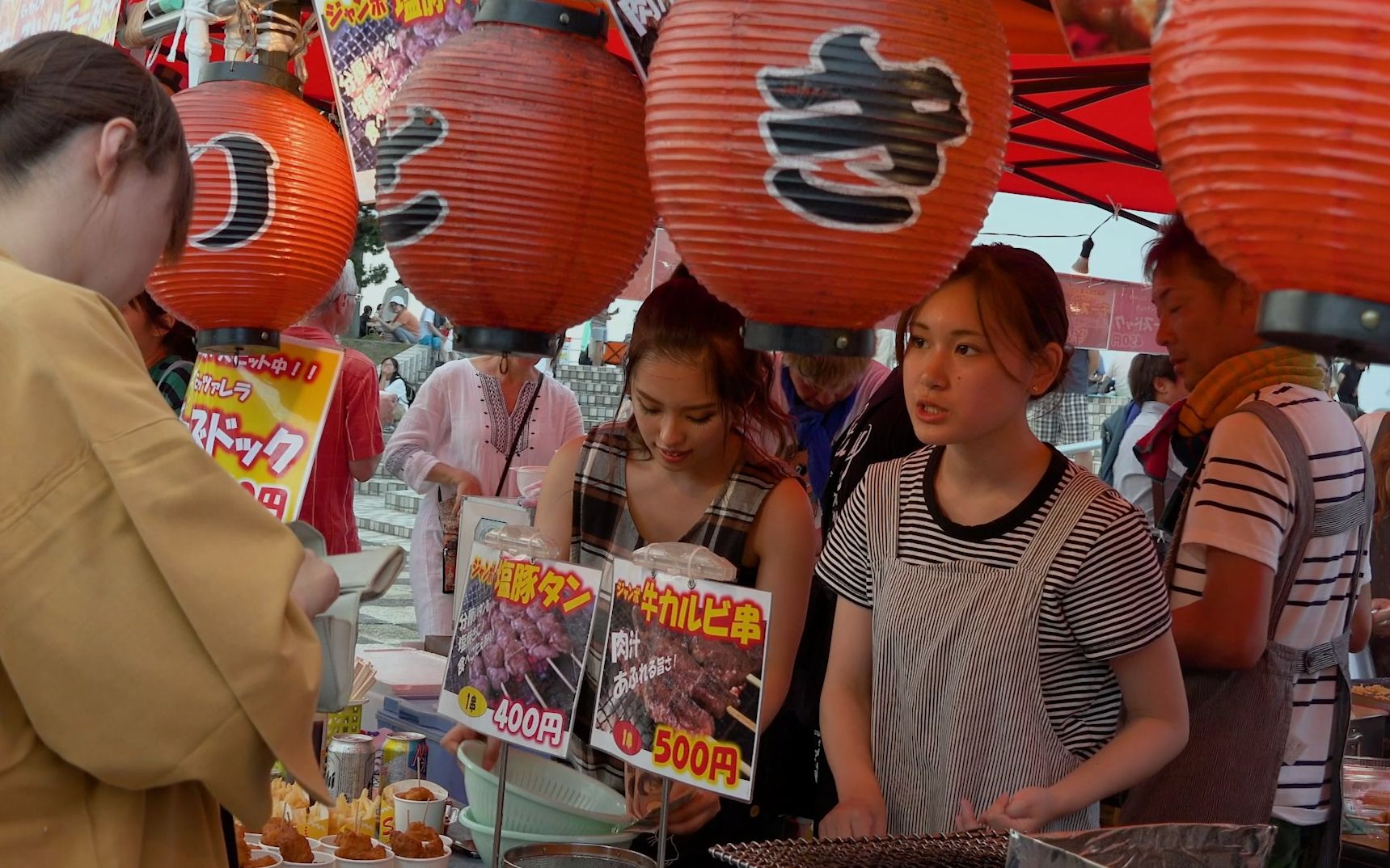 [图]日本夏日祭居然还会提前预热？本地人这一天都玩儿嗨了，美女扎堆儿！上百万游客涌入日本睡魔祭！这个节日有啥魔力？前夜祭都这么热闹