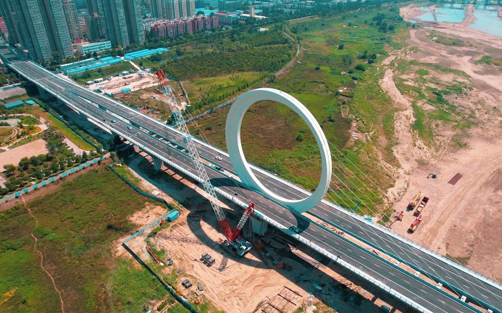 宝鸡团结渭河大桥通车,来个飞机穿圆环.