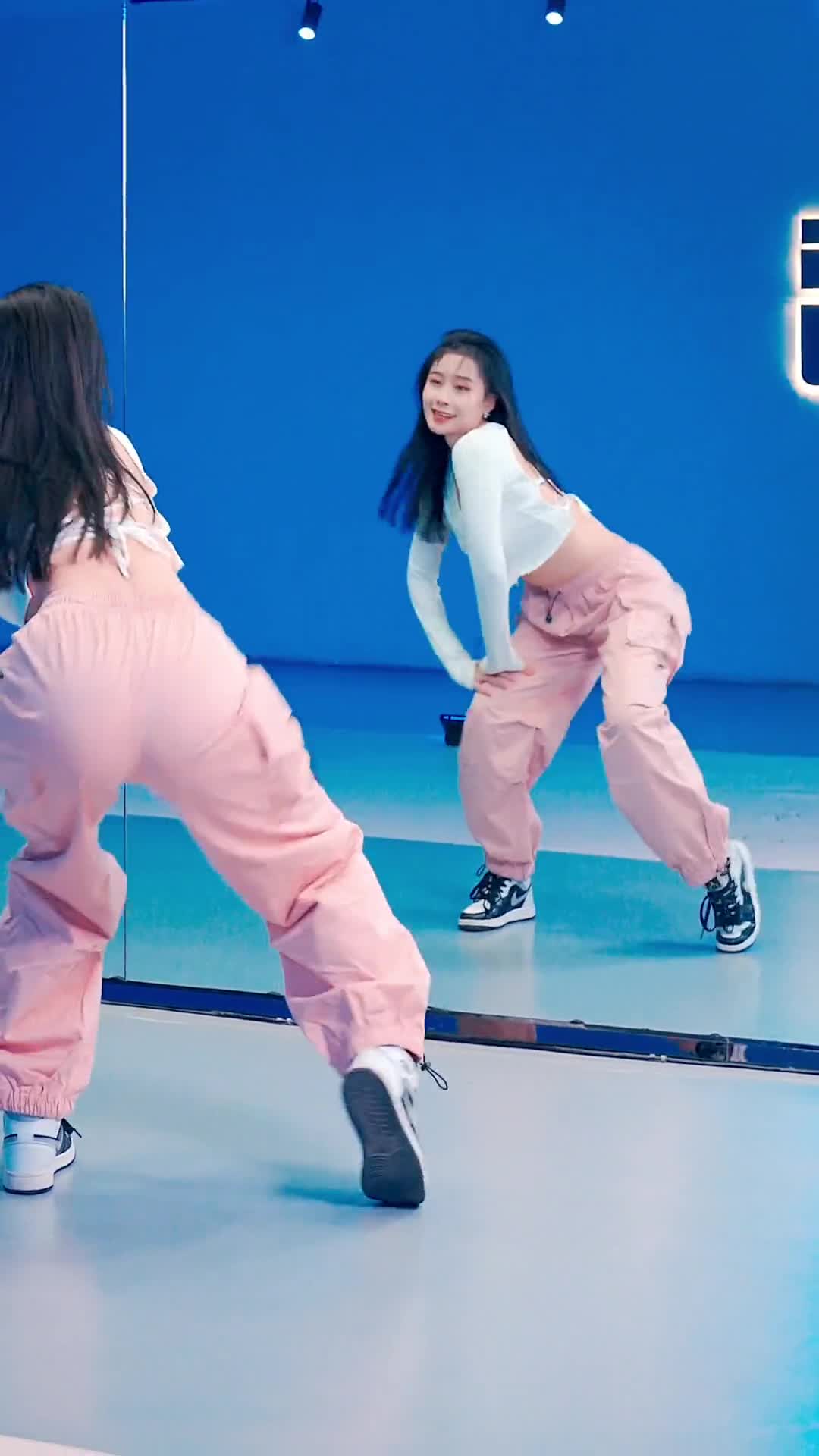 芭比摇摆舞#浅跳一下#dance#fyp#et外星人街舞@抖音小助手@dou 小助手