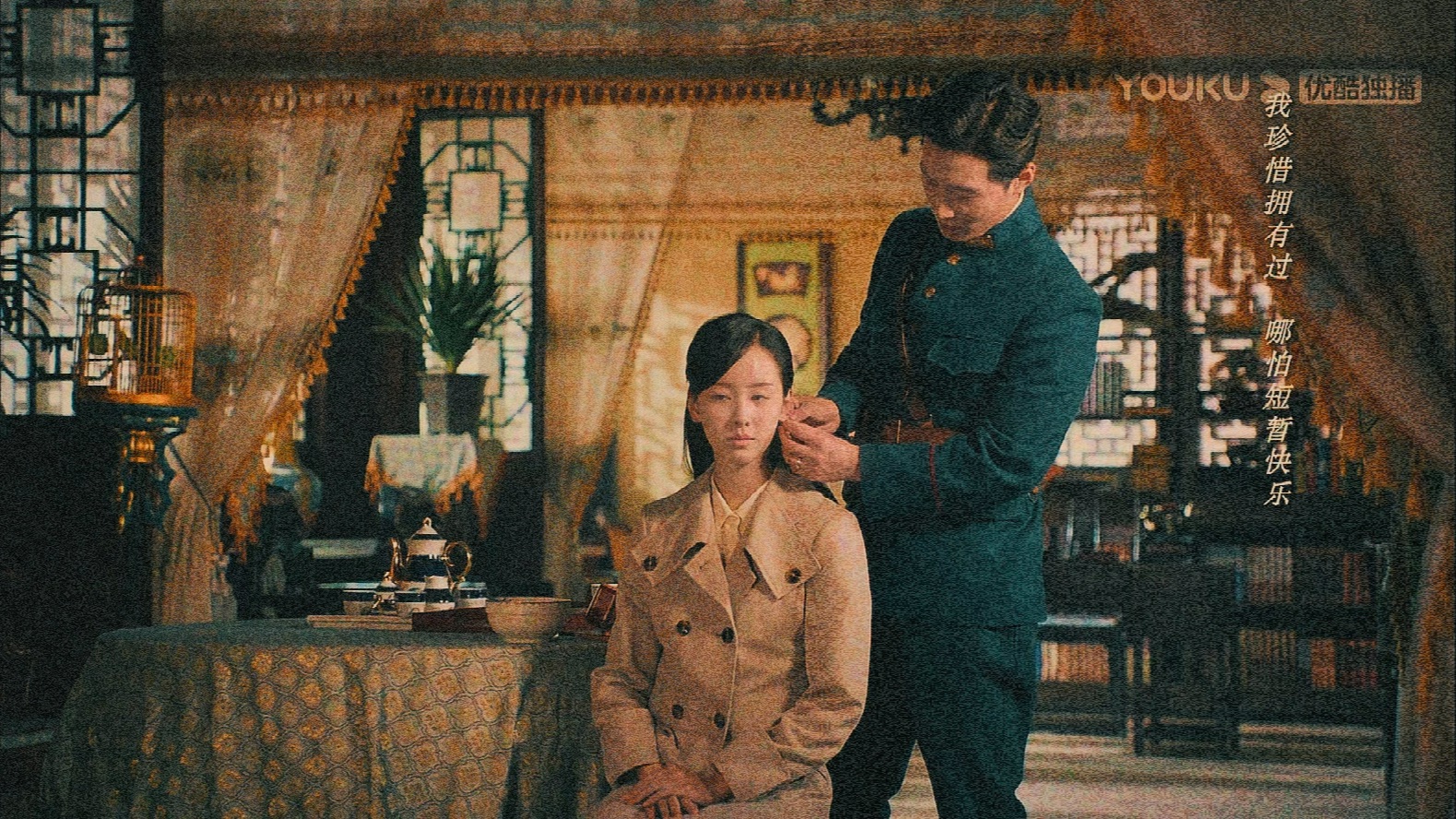 影像中的军阀先生英气逼人,军阀夫人温婉娴静,可是