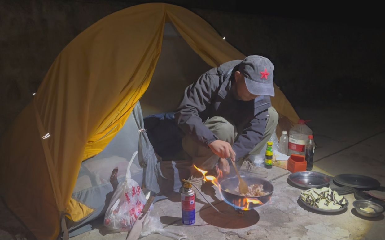 秋天骑行甘肃,天气突变遭遇大雨,露营公路边过夜哔哩哔哩bilibili