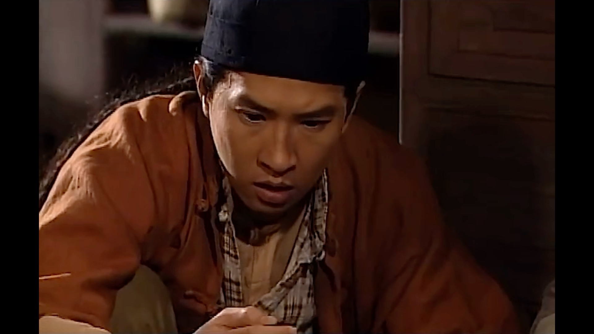 渣渣辉穿女装骗财 太搞笑了