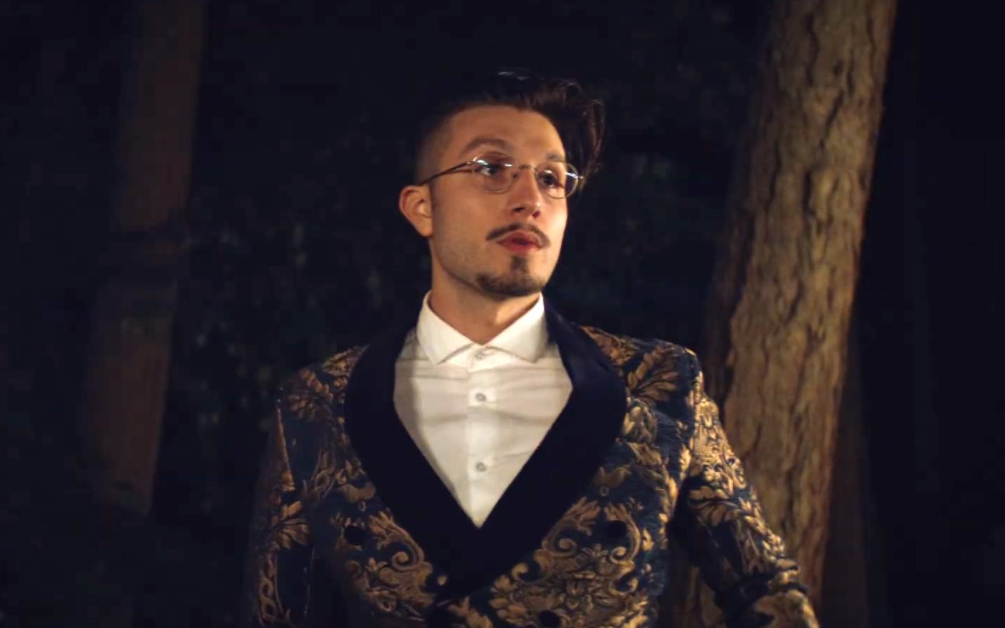 【欧美嘻哈新歌速递】bbno$ - man in the mirror(官方mv)_哔哩哔哩