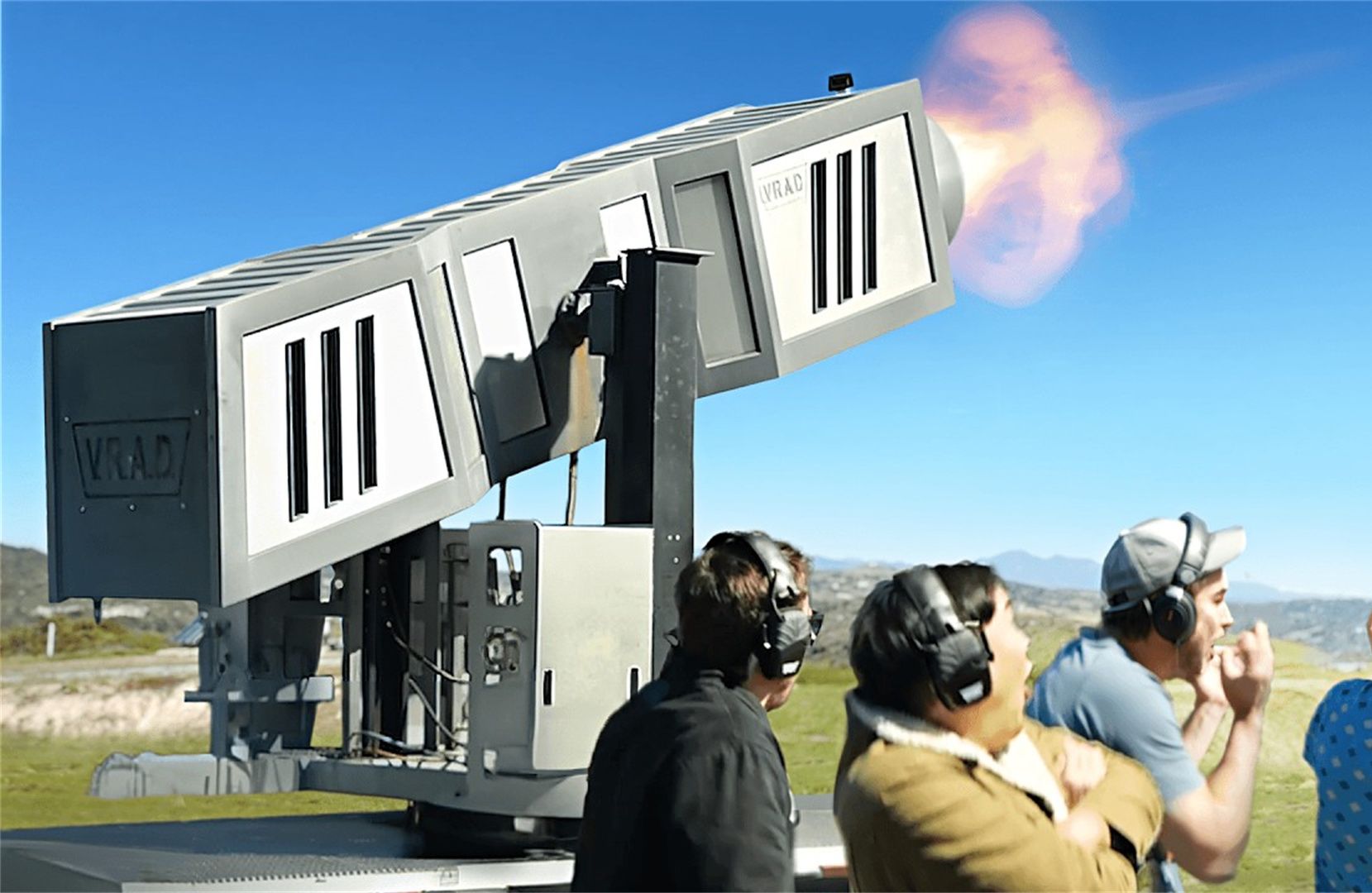 巨型空气炮的威力有多大,只听砰的一声,气流掀翻在在地