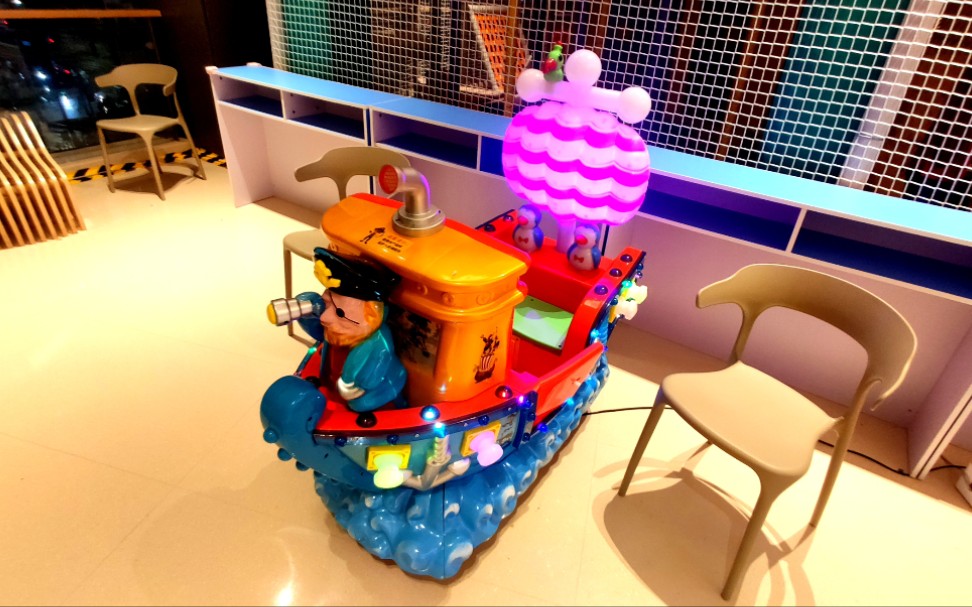 一只加勒比海盗船摇摇车