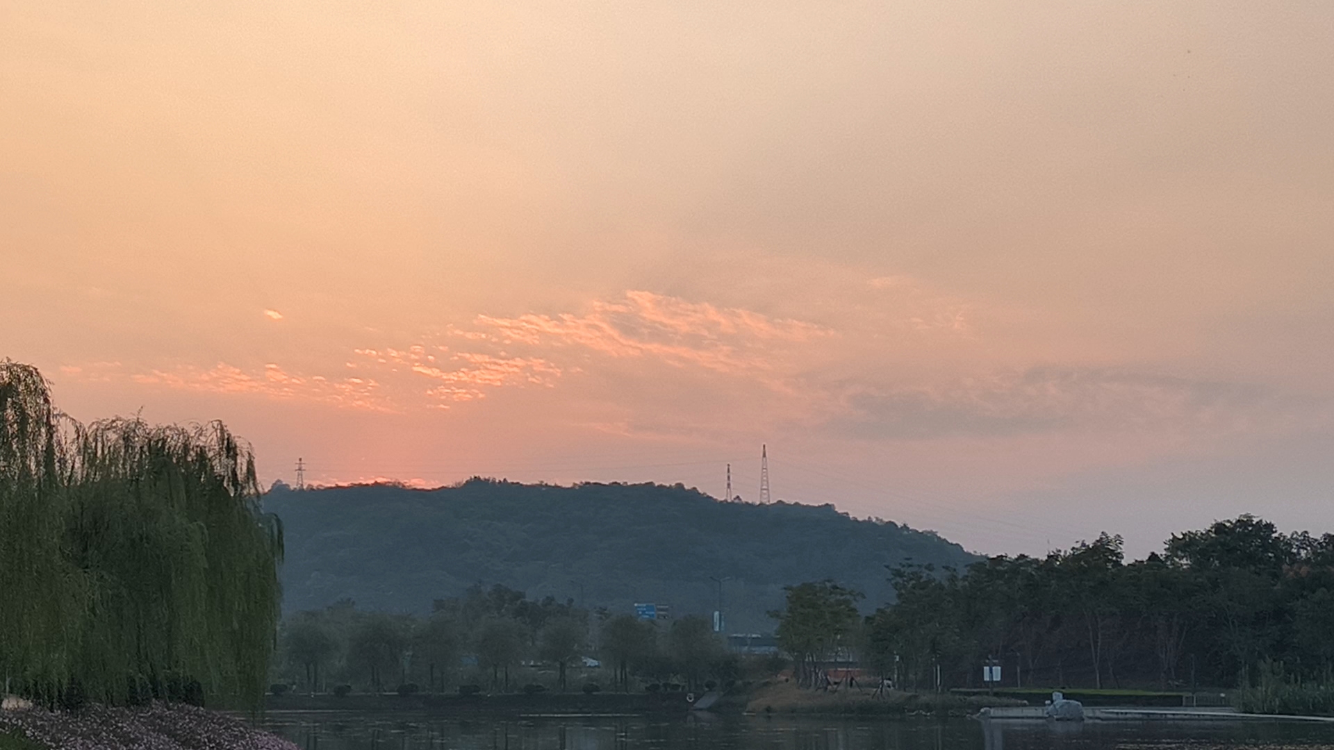 [图]不见夕阳只见山