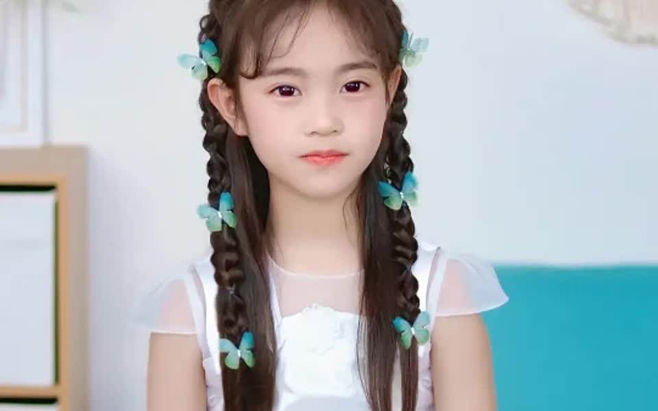 仙气飘飘的蝴蝶发型,学会假期出游给女儿编