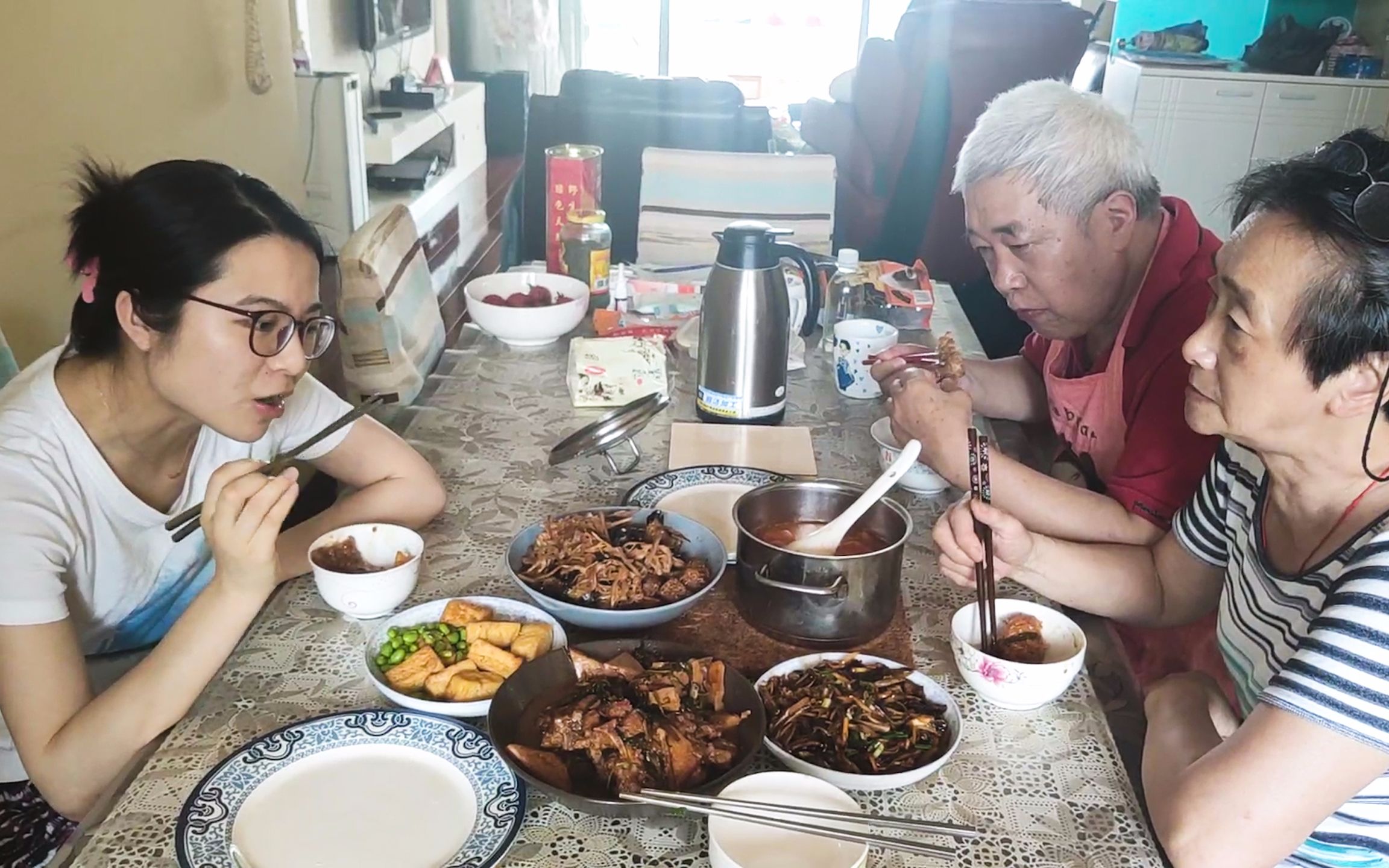 老爸烧一桌经典上海菜,葱烤大排,响油鳝丝,四喜烤麸,全家吃爽了