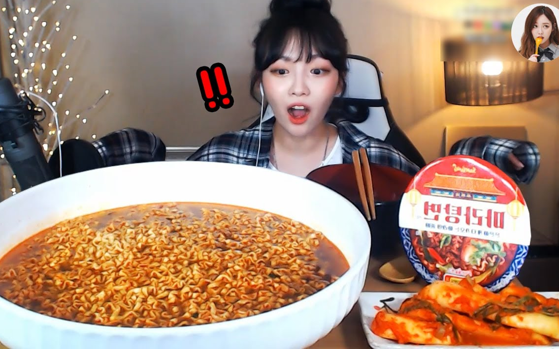 【炸鸡少女shugi】四盒麻辣烫面再配上妈妈牌泡菜,即使v字脸变成u字脸