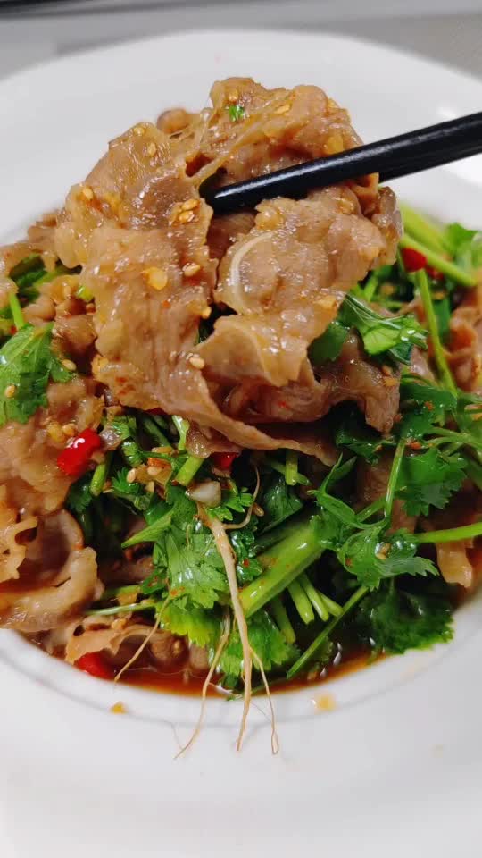 香菜肥牛卷,只需要煮一煮,拌一拌,五分钟就可以搞定! 美食日常