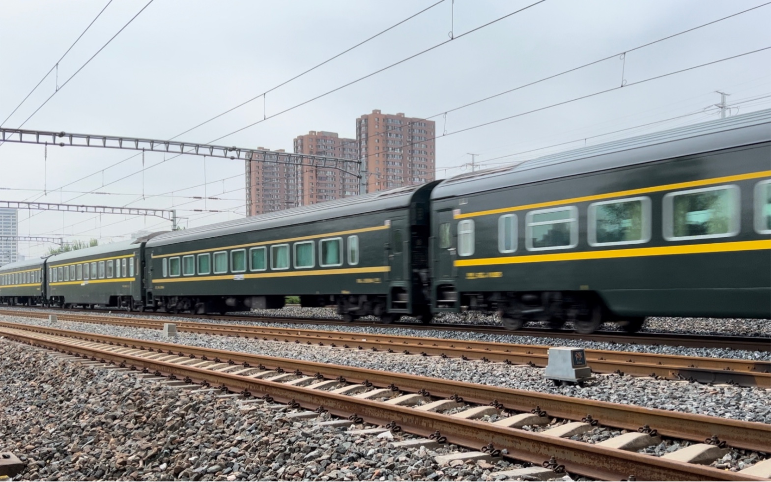 23.4.29 讷河至大连t332通过沈铁火车头佳园