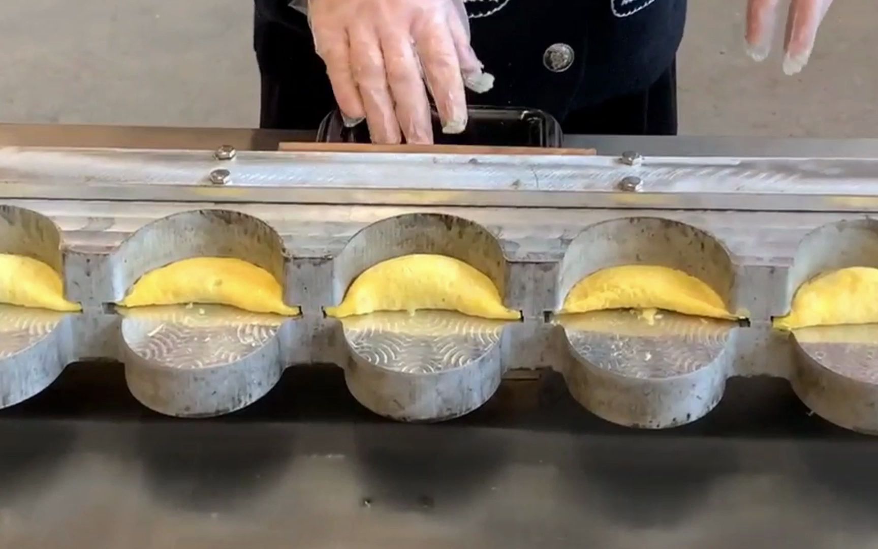 诚达小型蛋饺机,商用蛋饺机,自动蛋饺加工机器