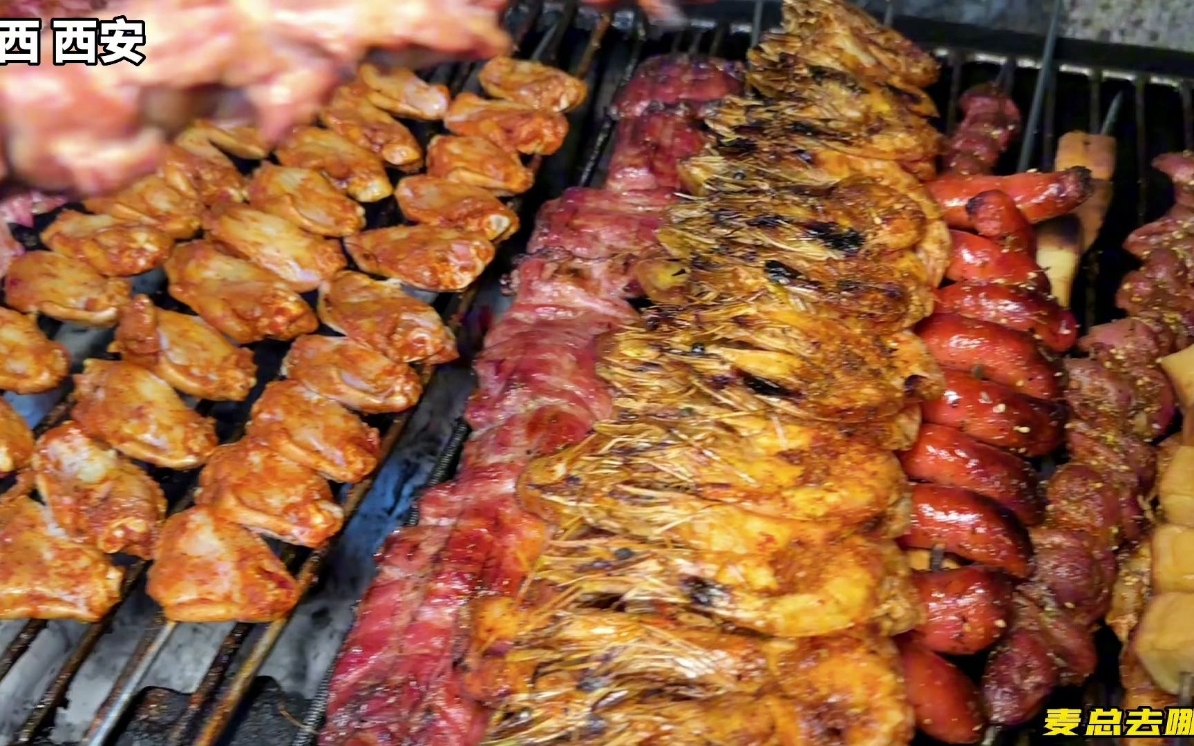 西安夜市"大宝剑"烤串,一根牛肉串半米长卖50块钱,太过瘾了